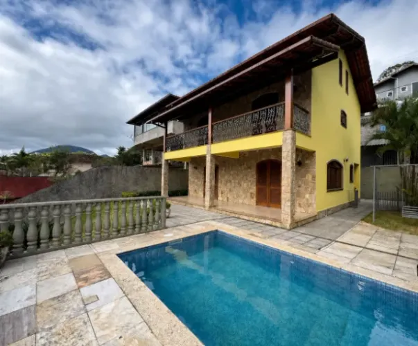 Aluguel Teresópolis no Alto - Casa 267m² com Piscina - Área Gourmet - 3 Quartos(Suítes)