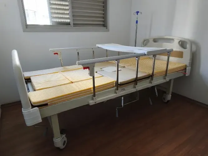 Cama Hospitalar Manual + Colchão | 2 meses de uso