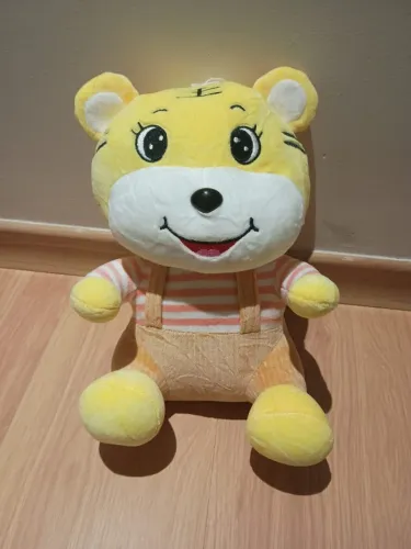 Boneco de pelucia urso amarelo jardineira 29cm