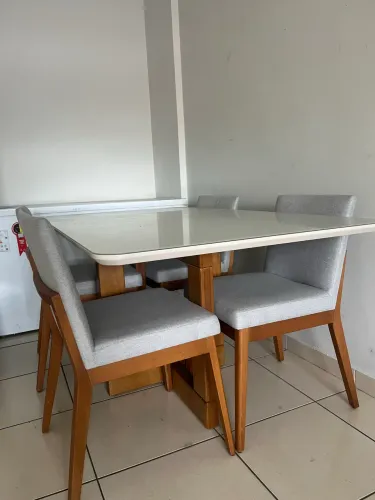 Mesa com 4 cadeiras 