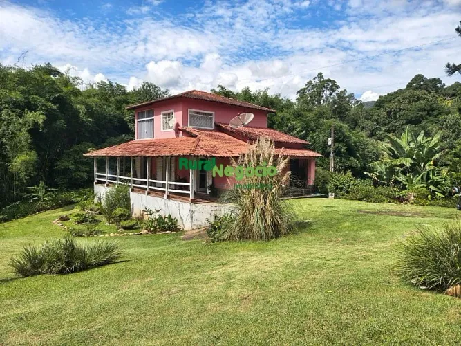 CHÁCARA FORMADA COM BELAS CONSTRUÇÕES EM ITAJUBÁ-MG