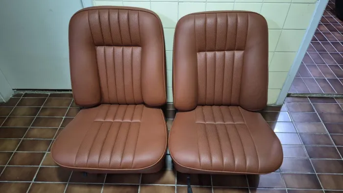 Par de Bancos Karmann Ghia em Couro Marrom Recondicionados