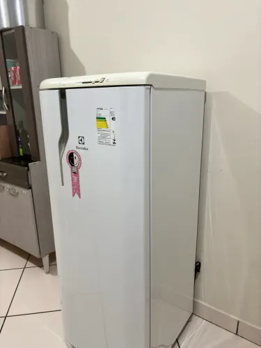 Geladeira Eletrolux 240 litros, semi nova.