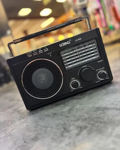 Rádio em estilo antigo de excelente qualidade de acabamento e funcionalidades. Ótima recep