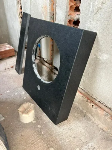 Vendo bancada para banheiro tamanho 0.55 X 0.45 cor preto São Gabriel escovado