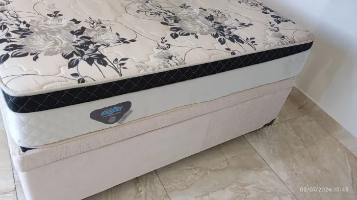 Cama box casal com baú e colchão de molas