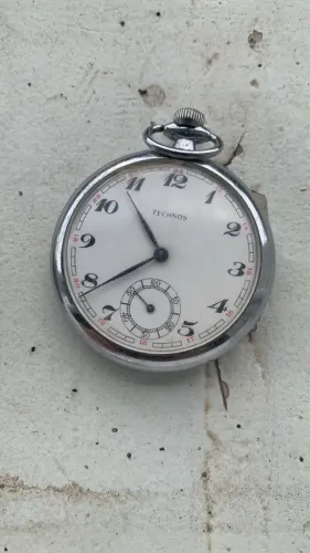 Technos suíço antigo, também mecânico de corda manual.
