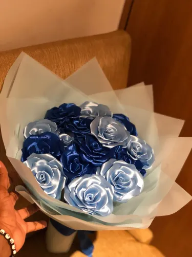 Buquê de rosa de cetim personalizados