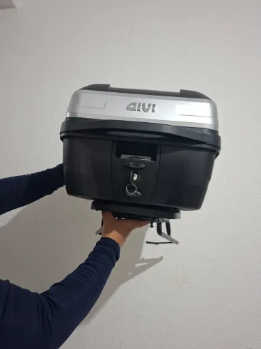 Vendo Baú completo + garupa reforçada.