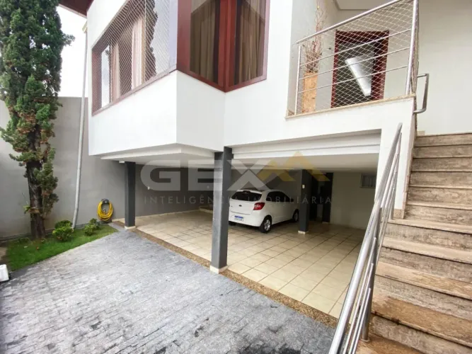 Casa á Venda com 04 Quartos no Bairro São Sebastião em Divinópolis MG.