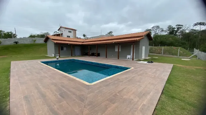 Casa moderna com 2 quartos e piscina