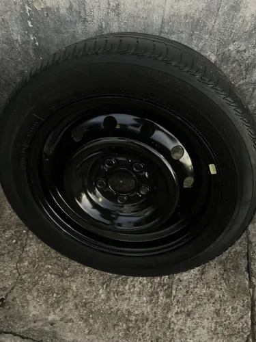 Roda com pneu aro 16 5 furos