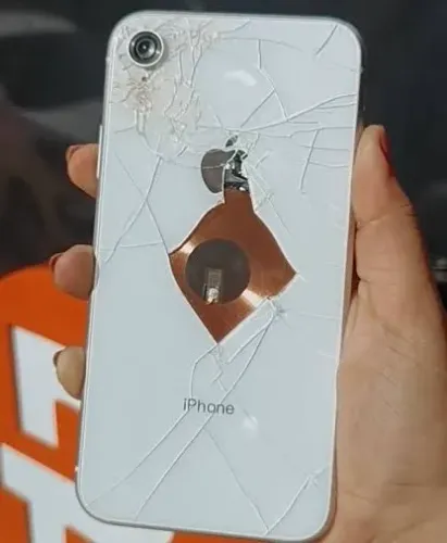 iPhone XR branco, traseira quebrada, saúde da bateria 78%