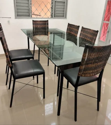 Mesa de vidro com 6 cadeiras