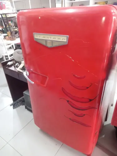 Relíquia Vintage: Geladeira Brastemp Anos 50 (Vermelha)