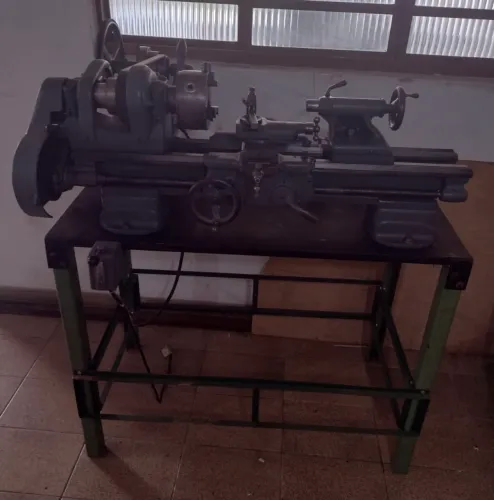 Torno mecânico antigo