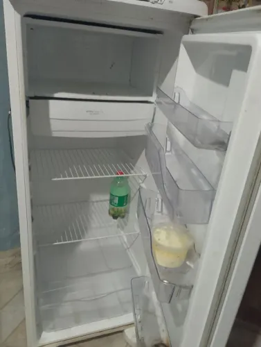 uma geladeira semi nova pouca uzada