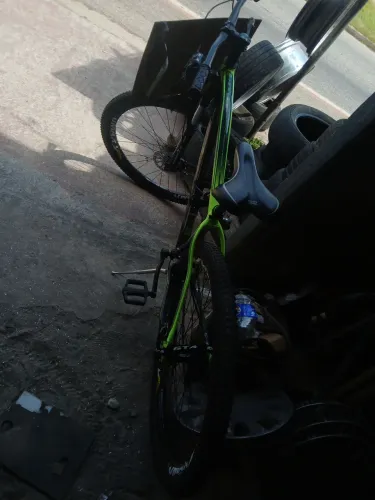 Vendo uma bicicleta esportiva 