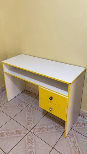 Escrivaninha Branca e Amarela com 2 Gavetas