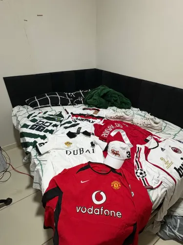 CAMISAS, BONÉ E TÊNIS