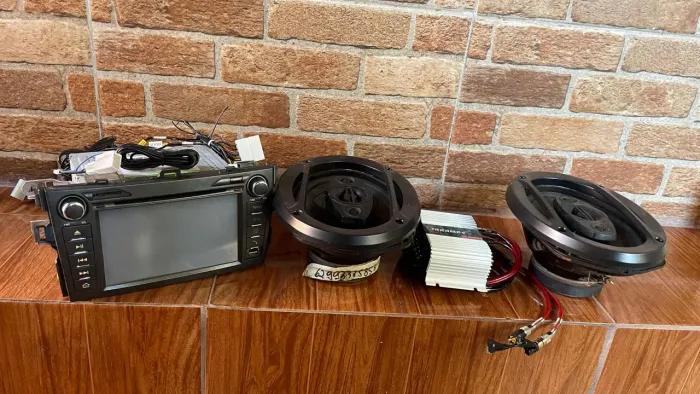 Vende-se multimídia Corolla original uma Taramps de 400 e 2 triquicial 9 polegadas