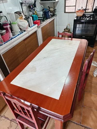 Mesa de Madeira Maciça com Tampo em Pedra
