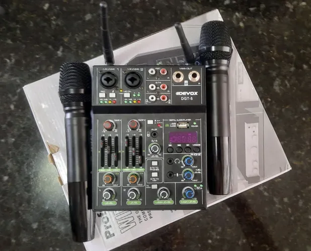Mesa de som com 2 microfones sem fio