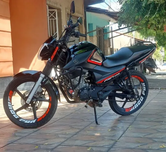 Vendo Factor 150 2024 preta R$14.500