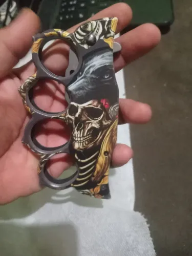 Canivete tático com soco inglês, com estampa de caveira