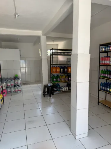 Passo o ponto de uma loja de produtos de limpeza em pleno funcionamento.