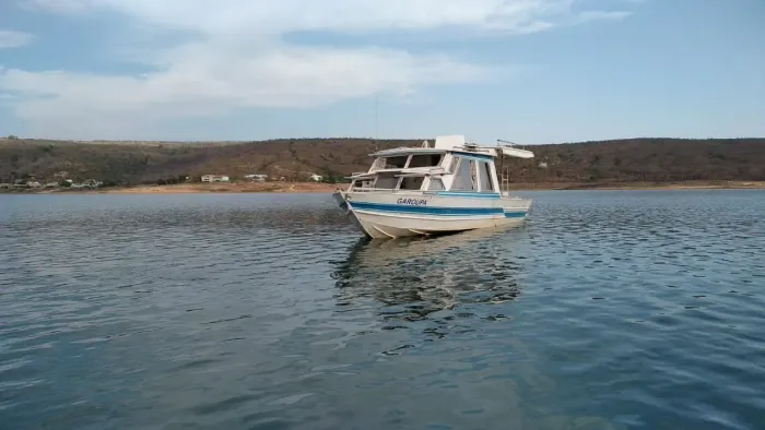 Barco cabinado de alumínio.