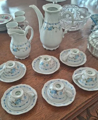 conjunto de porcelana Germer apresenta um delicado padrão floral azul.