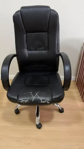 Vendo uma cadeira poltrona, preta de corino, com pés cromados e giratória de escritório
