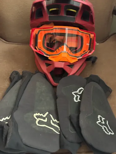 Capacete full face, oculos, cotoveleira e joelheira enduro - mtb