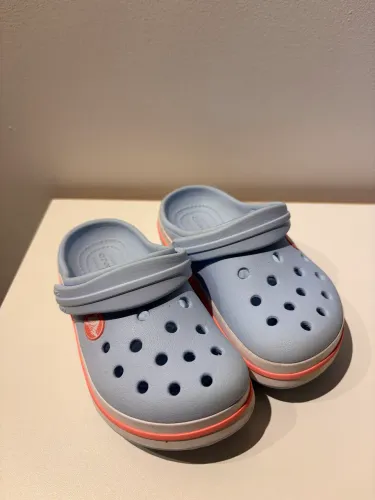 Crocs azul bebê com rosa (tamanho C9)