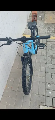 A bicicleta destacada na imagem é a Athor Brave Aro 20