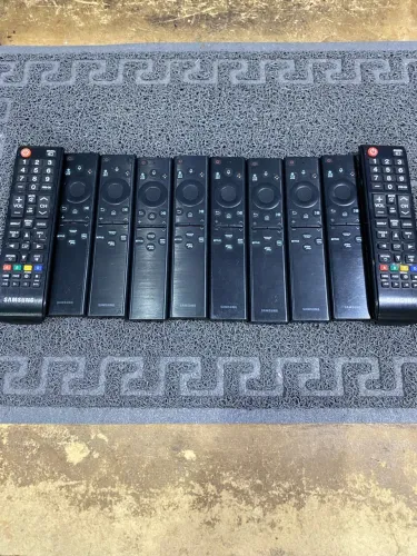 Controles da marca Samsung solar e normal