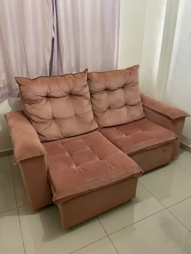 Sofá rosè retrátil e super confortável