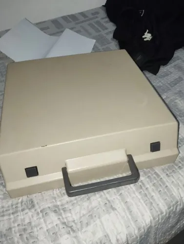 Máquina de datilografia Olivetti Tropical, funcionando perfeitamente e com fita já inclusa