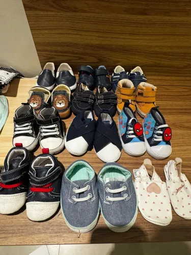 Sapatos diversos para bebês (0-4 meses) novos