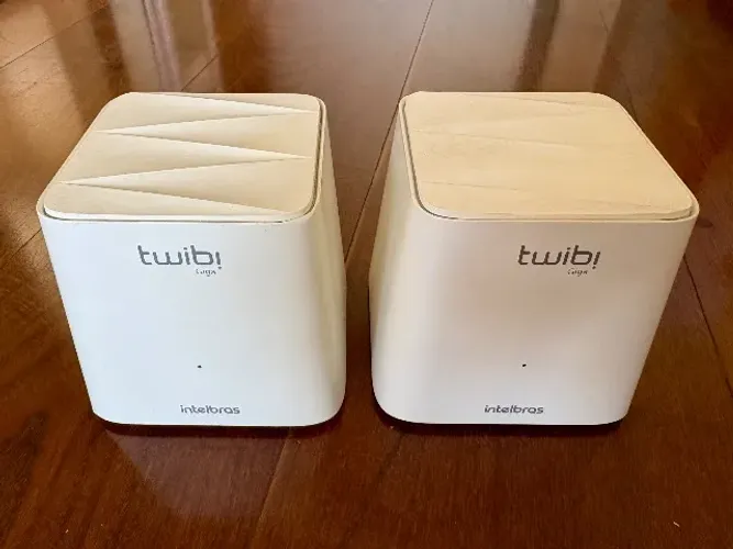 2 roteadores Twibi Giga Intelbrás + 2 fontes de alimentação