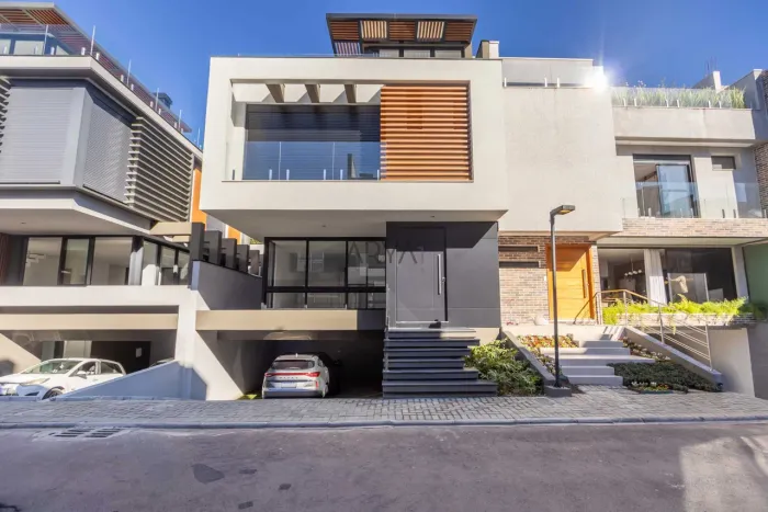 Casa á venda em condomínio no Campo Comprido ARYA1