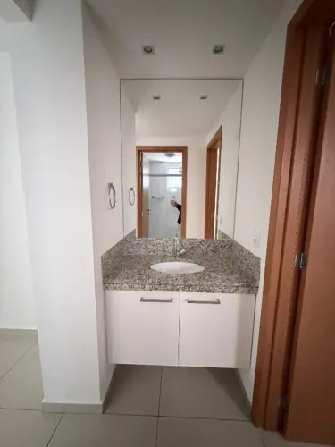 Excelente apartamento de 1 quarto com armários e garagem