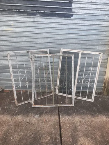 Vende-se três janelas padrão medida 100x80 1 de altura e 80 de largura