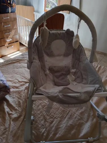 Cadeirinha que vibra e toca música. 