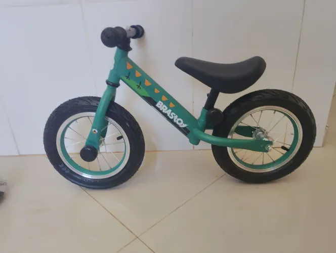 Bicicleta de equilíbrio verde