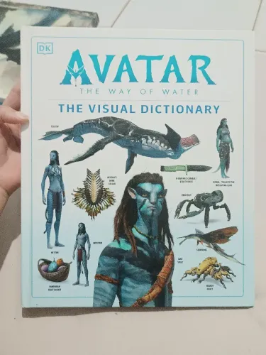 Livro "AVATAR THE WAY OF WATER: The Visual Dictionary" Edição em Inglês.
