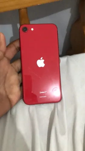 Vende-se iPhone SE semi novo precinho só chamar a tela não está quebrada só a penicula 