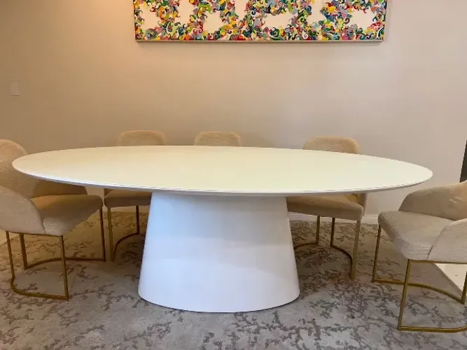 Mesa de jantar em laca branca 2,20 x 1,10 com 8 cadeiras CHAMPANHE em aço douradas