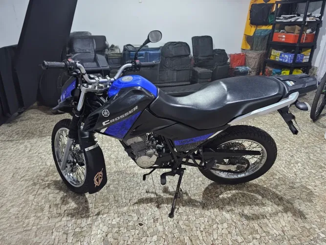 Vendo moto crosser nova.